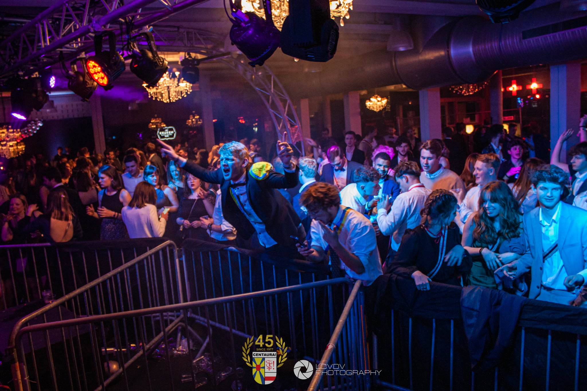 Feestend meisje galabal